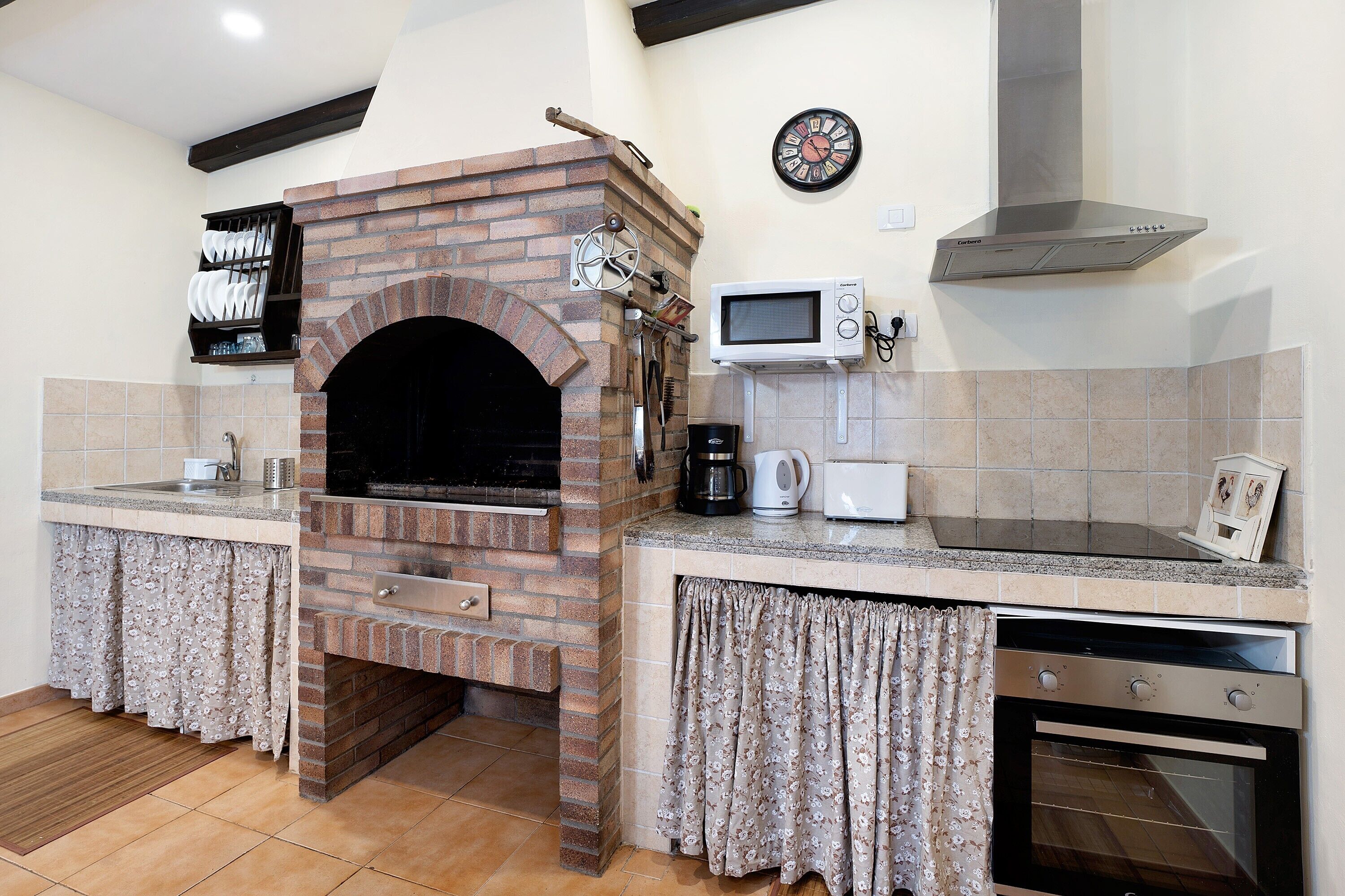 Jääkaappi, mikroaaltouuni, uuni, liesi