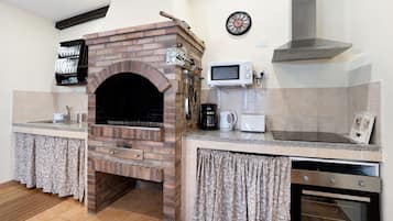 Jääkaappi, mikroaaltouuni, uuni, liesi