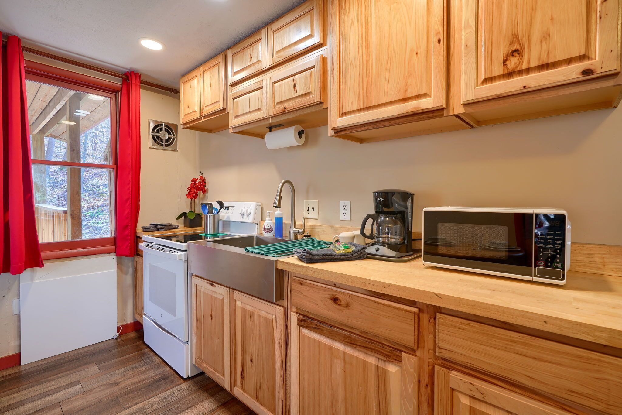 Coffee/tea maker, fridge, microwave, oven