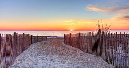 HEART OF DEWEY BEACH- STEPS TO THE BEACH - 4 BR, 2 1/2 BA - IZZY PLAZA