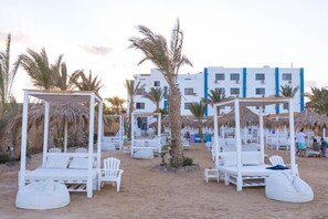 Private beach, beach umbrellas, beach towels, beach bar - Lagoonie Lodge Hotel (Safaga)
