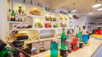 2 Bars/Lounges, Strandbar