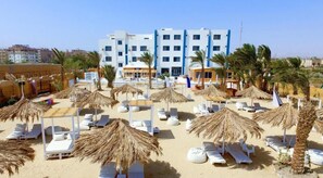 Playa privada, sombrillas, toallas de playa, bar en la playa