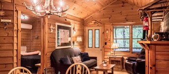 Creekside Cabin w/ Hot Tub/Near Wineries/Sleeps 4