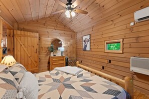 1 habitación, escritorio, tabla de planchar con plancha y cuna de viaje 
