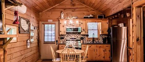 Kühlschrank, Mikrowelle, Ofen, Wasserkocher mit Kaffee-/Teezubehör