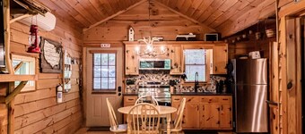 Creekside Cabin w/ Hot Tub/Near Wineries/Sleeps 4