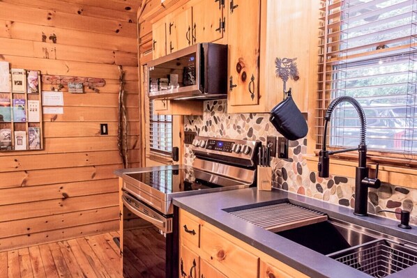 Refrigerador, microondas, horno y cafetera y tetera 