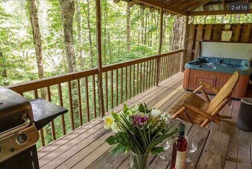 Creekside Cabin w/ Hot Tub/Near Wineries/Sleeps 4