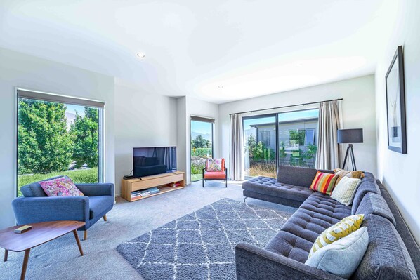 TV, fireplace - Hoheria Mountain Lodge (Wānaka)