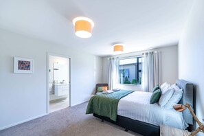 3 bedrooms, iron/ironing board, WiFi, bed sheets - Hoheria Mountain Lodge (Wānaka)