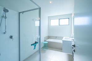 Bathtub, hair dryer, towels - Hoheria Mountain Lodge (Wānaka)
