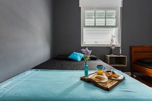 2 habitaciones, escritorio, tabla de planchar con plancha y wifi gratis