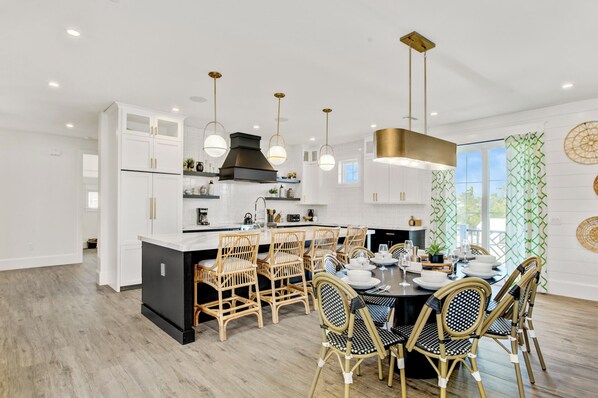 Dining - Coastal home near the shopping district and Gulf beaches (Anna Maria)