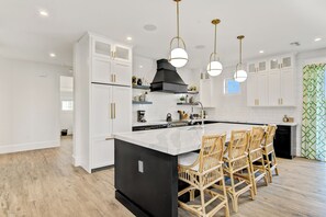 Fridge, microwave, oven, stovetop - Coastal home near the shopping district and Gulf beaches (Anna Maria)