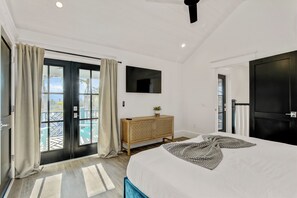 6 bedrooms, iron/ironing board, free WiFi, bed sheets - Coastal home near the shopping district and Gulf beaches (Anna Maria)