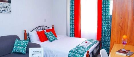 Skrivbord, strykjärn/strykbräda, gratis wi-fi och sängkläder