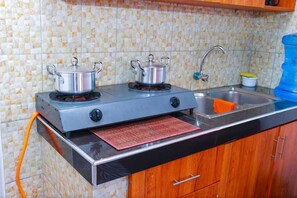 Kühlschrank, Mikrowelle, Herdplatte, Wasserkocher