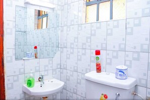 Dusche, Handtücher, Seife, Toilettenpapier
