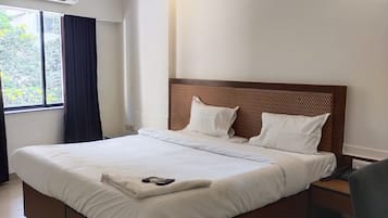 Quarto casal luxo | Escrivaninha, espaço de trabalho para notebook, Wi-Fi de cortesia