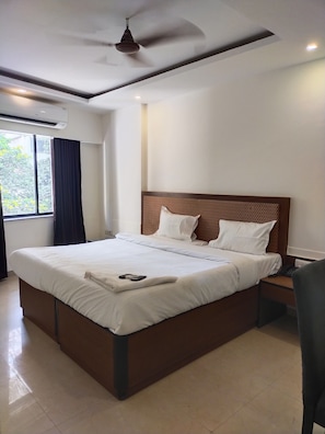 デラックス ダブルルーム | デスク、ノートパソコン用作業スペース、WiFi (無料)、ベッドシーツ