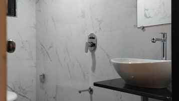 Deluxe Double Room | Bathroom | Shower, rainfall showerhead, towels