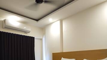 Quarto casal executivo, 1 quarto | Escrivaninha, espaço de trabalho para notebook, Wi-Fi de cortesia