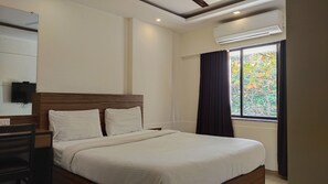 デラックス ダブルルーム | デスク、ノートパソコン用作業スペース、WiFi (無料)、ベッドシーツ