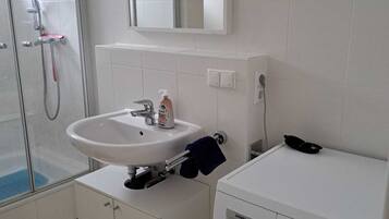 Dusche, Haartrockner, Handtücher, Seife