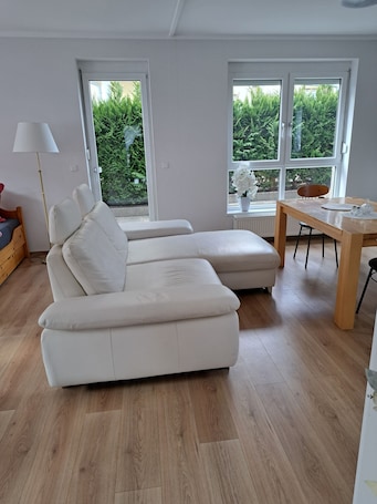 TV, books. Ferienwohnung Direkt in Wehrheim