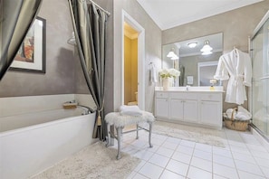 Jetted tub, towels, soap, shampoo - Harbor Central Penthouse (Destin)