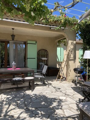 Outdoor dining - Between Avignon and Ventoux, garden villa, swimming pool (Entraigues-sur-la-Sorgue)