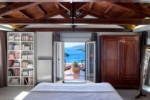 4 室のベッドルーム、セーフティボックス (室内)、デスク、アイロン / アイロン台