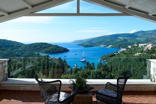 Luxury 4BR Villa Xris infinity pool, hot tub, Ionian view & private beach access