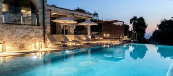 Luxury 4BR Villa Xris infinity pool, hot tub, Ionian view & private beach access