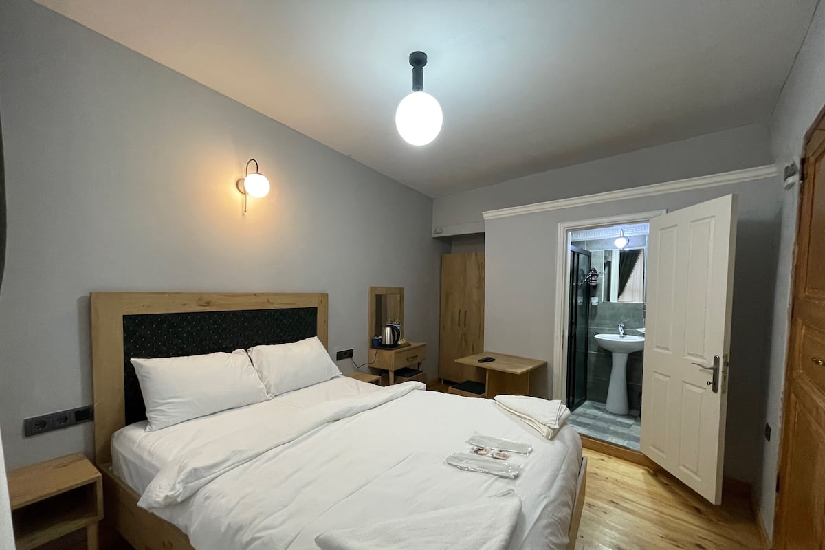 Standaard kamer, 1 queensize bed, niet-roken | 1 slaapkamer, een bureau, gratis wifi