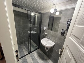 Habitació Comfort, 1 llit de matrimoni, no fumadors | Bany | Dutxa, capçal de dutxa d'hidromassatge i assecador de cabells