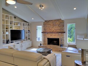 Smart TV, chimenea y libros 