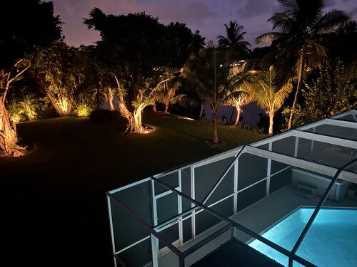 Relax on 1 acre in Heart of Naples, screened Pool, Hot Tub, Privacy, Fireplace
