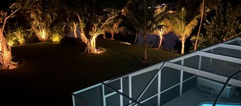 Relax on 1 acre in Heart of Naples, screened Pool, Hot Tub, Privacy, Fireplace