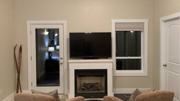 Smart TV, fireplace, DVD player, books