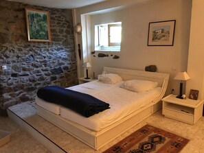 6 soverom, strykejern/-brett, reiseseng for barn og wi-fi (inkludert)