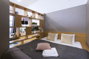 1 chambre, bureau, fer et planche à repasser, lit parapluie