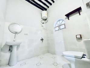 Douche, chaussons, bidet, serviettes fournies