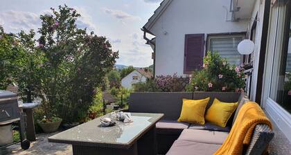 Geschmackvoll und hochwertige Ferienwohnung mit großer Terrasse und Pool