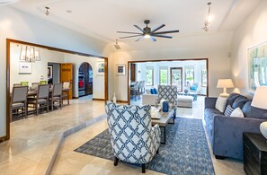 Una Smart TV, un reproductor estéreo