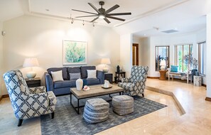 Una Smart TV, un reproductor estéreo