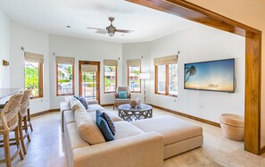 Una Smart TV, un reproductor estéreo