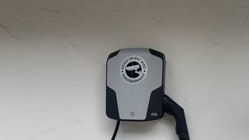 Un dispositivo negro y gris con un cable y una correa, etiquetado como "Abl".