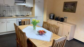 Geladeira, cooktop, cafeteira/chaleira, chaleira elétrica